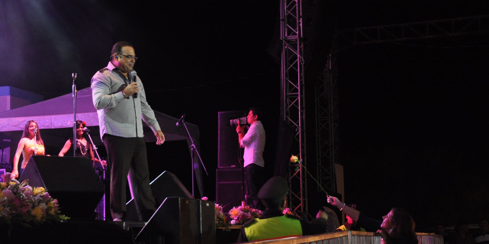 Gilberto Santa Rosa singing on stage with his orchestra in Pinas, Ecuador