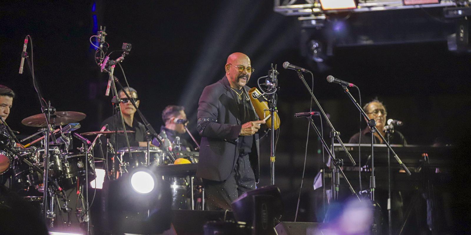 Oscar D'Leon performing on stage at an outdoor concert in Callao, Peru, in 2026